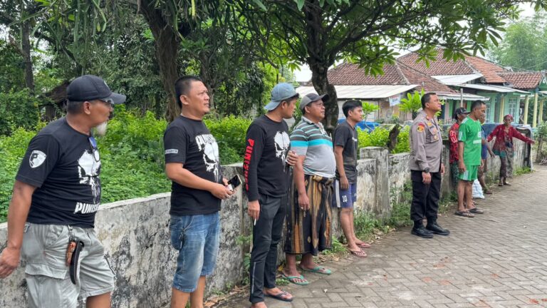 Kapolsek Kejayan Bersama Pemuda Punisher Gelar Bhakti Sosial Renovasi Mushola di Desa Kepuh